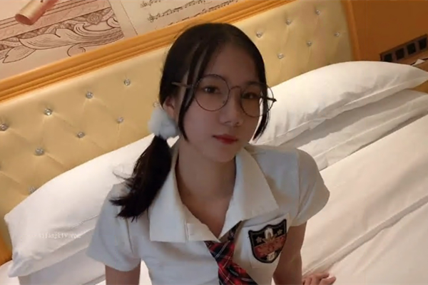 内射爆操极品女神范制服嫩妹超完美露脸